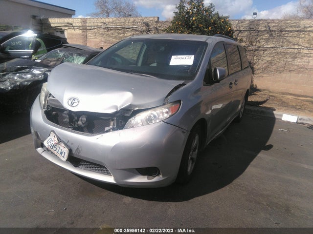 Toyota SIENNA LE 2015 5TDKK3DC6FS632192 Image 2