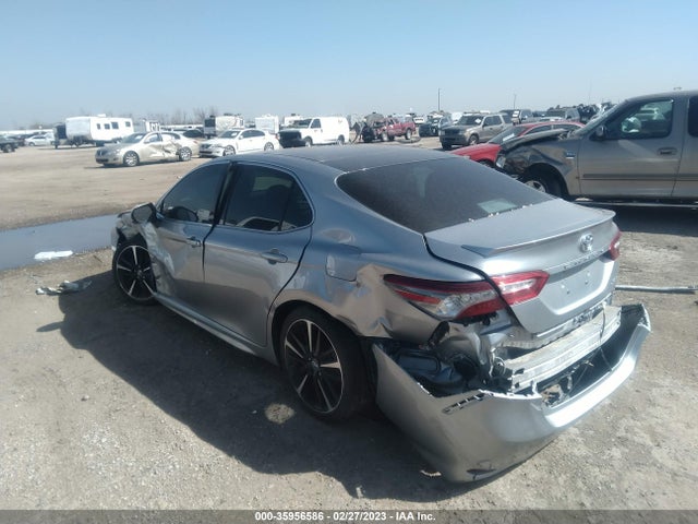2018 Toyota Camry, VIN: 4T1B61HKXJU030406