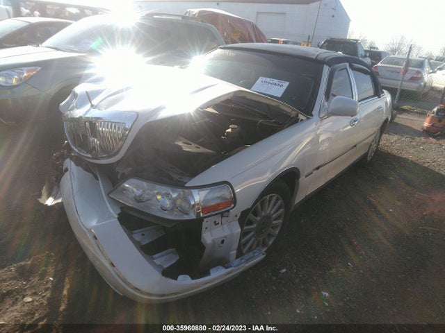 2003 LINCOLN TOWN CAR EXECUTIVE VIN: 1LNHM81W63Y706643