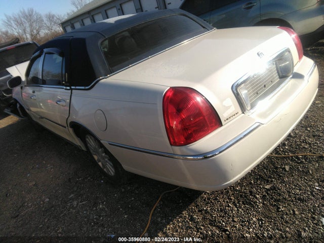 2003 LINCOLN TOWN CAR EXECUTIVE VIN: 1LNHM81W63Y706643