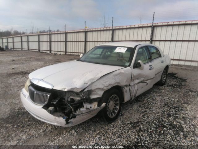 1LNHM82W51Y637620 Lincoln Town Car Signature