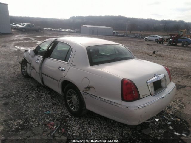 1LNHM82W51Y637620 Lincoln Town Car Signature