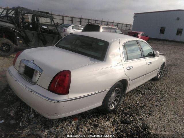 1LNHM82W51Y637620 Lincoln Town Car Signature
