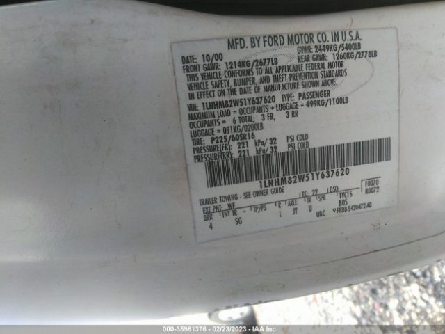 1LNHM82W51Y637620 Lincoln Town Car Signature