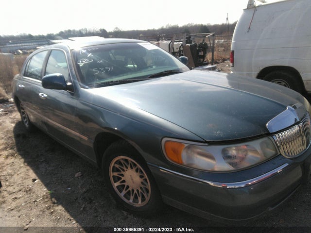 Lincoln Town Car Signature 2001 1LNHM82W61Y624956 zdjęcie główne