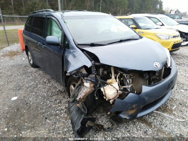 Toyota SIENNA LE 2015 5TDKK3DC0FS581417 Image 1
