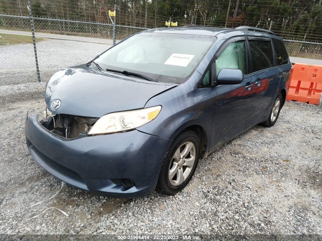 Toyota SIENNA LE 2015 5TDKK3DC0FS581417 Image 2