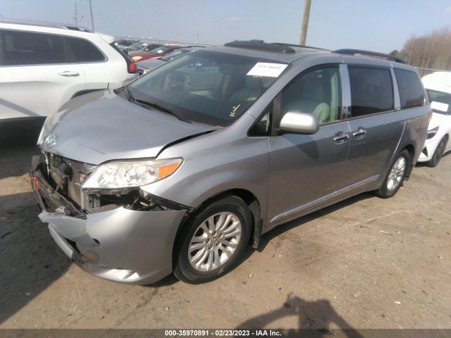 Toyota Sienna 2013 5TDYK3DC6DS385182 Image 2