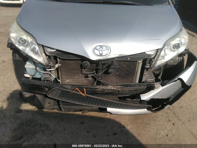 Toyota Sienna 2013 5TDYK3DC6DS385182 Image 8