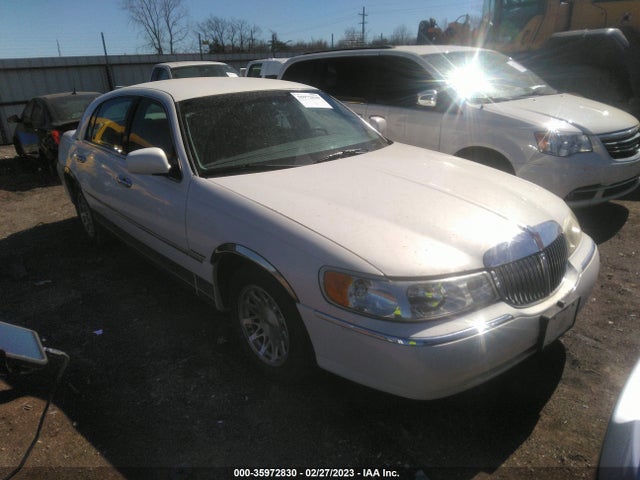 Lincoln Town Car Signature 1998 1LNFM82W9WY673955 main image