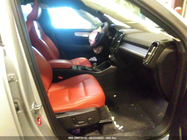 2019 Volvo XC40, VIN: YV4162XZXK2008890