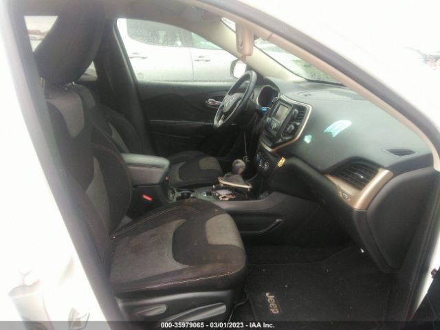 1C4PJLAB3FW676994 Jeep Cherokee Sport