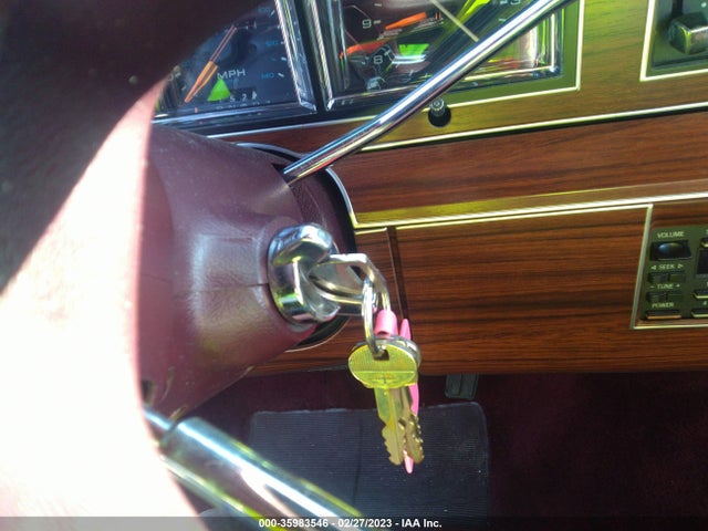 Lincoln Town Car 1988 1LNBM81F8JY745785 Image 3