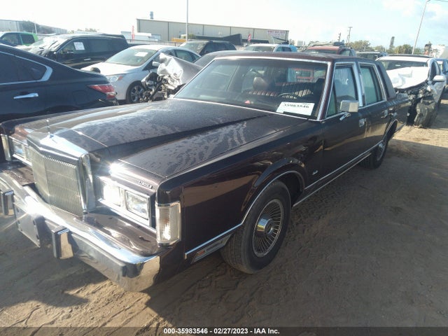 Lincoln Town Car 1988 1LNBM81F8JY745785 Image 2