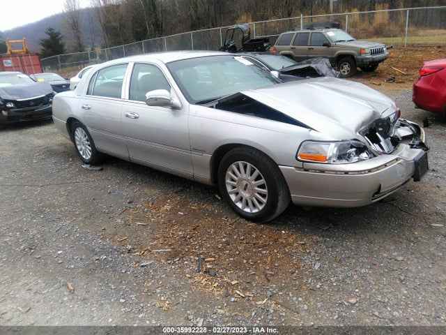 Lincoln Town Car Signature 2004 1LNHM81W24Y627617 main image