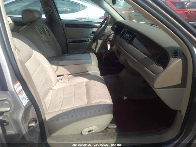 2002 LINCOLN TOWN CAR SIG. VIN: 1LNHM82W02Y643004