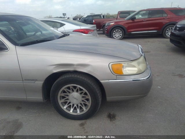 2002 LINCOLN TOWN CAR SIG. VIN: 1LNHM82W02Y643004