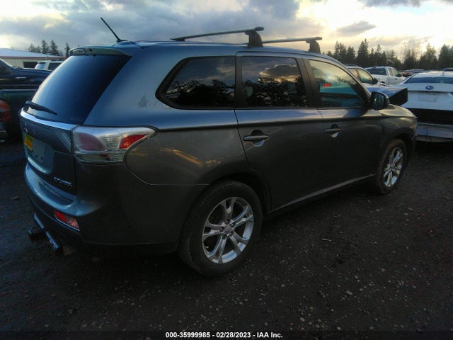 JA4AZ3A35EZ017894 Mitsubishi Outlander Se
