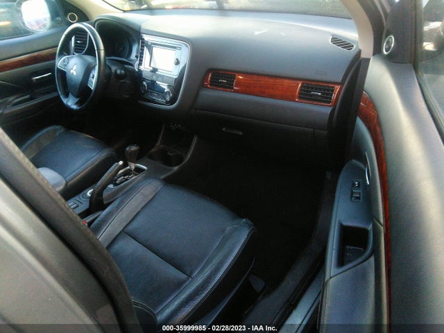 JA4AZ3A35EZ017894 Mitsubishi Outlander Se