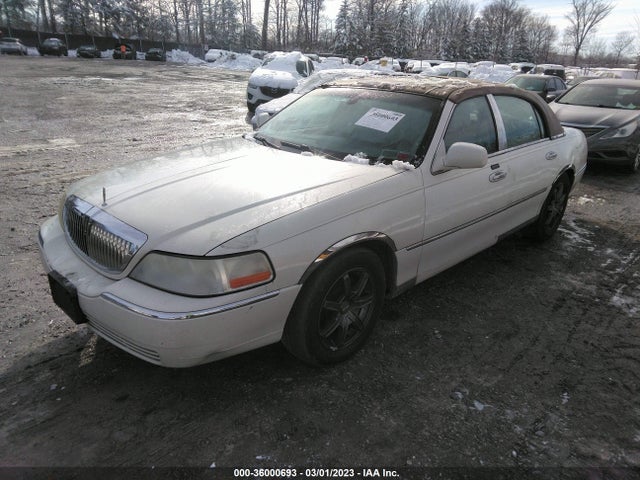 Lincoln Town Car Ultimate 2004 1LNHM83W54Y620898 Image 2