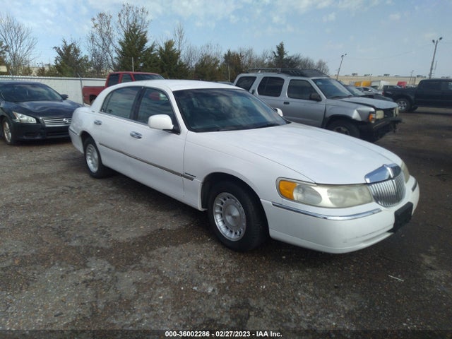 Lincoln Town Car Executive 1999 1LNHM81W6XY694712 main image