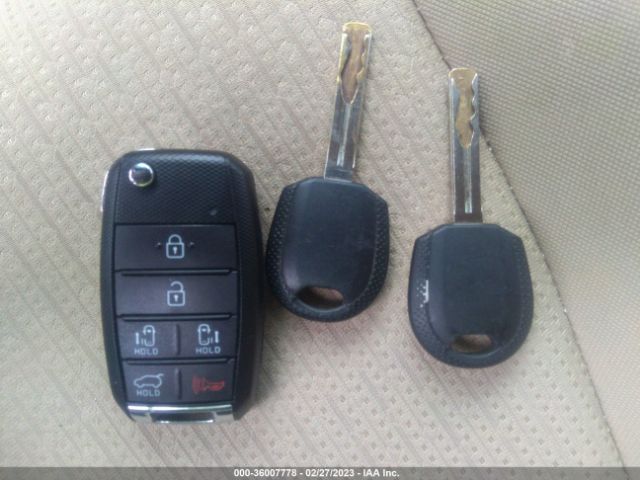 KNDMB5C16H6228414 KIA SEDONA LX