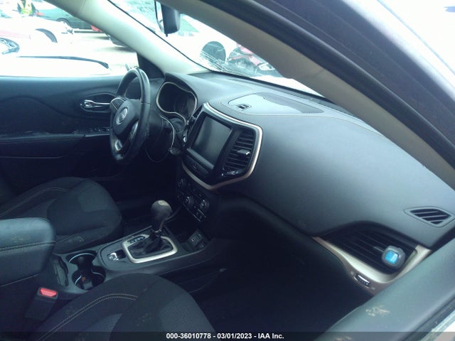 1C4PJLCB0HW508584 Jeep Cherokee Latitude
