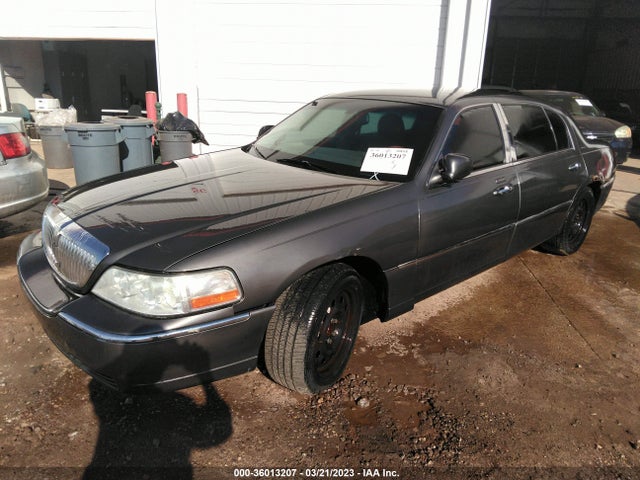 Lincoln Town Car Ultimate L 2004 1LNHM85W64Y638873 Image 2