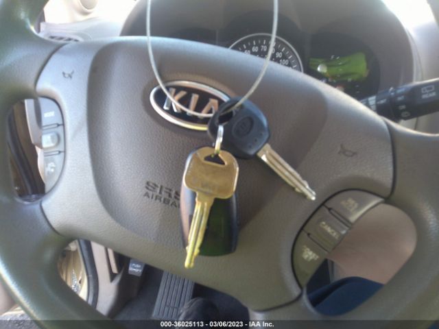KNDMG4C76B6411867 KIA SEDONA LX