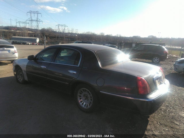 1998 LINCOLN TOWN CAR SIGNATURE VIN: 1LNFM82W6WY688106