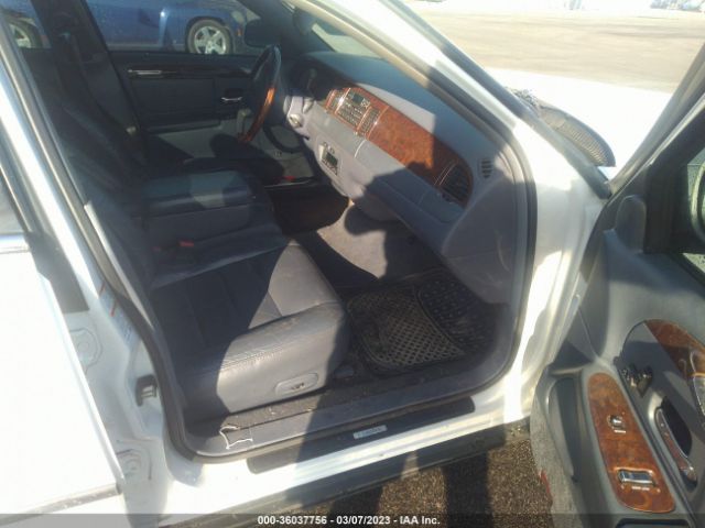 1LNHM82W11Y719635 Lincoln Town Car