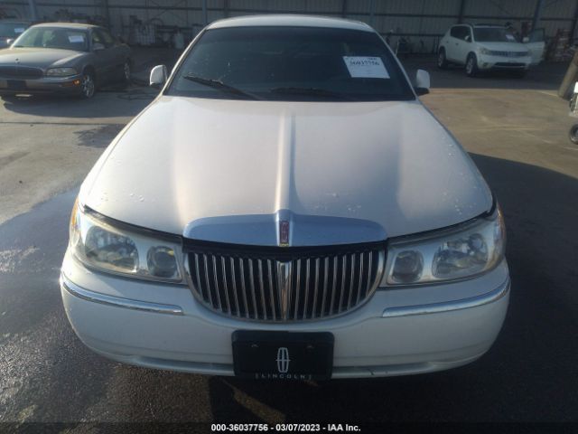 1LNHM82W11Y719635 Lincoln Town Car