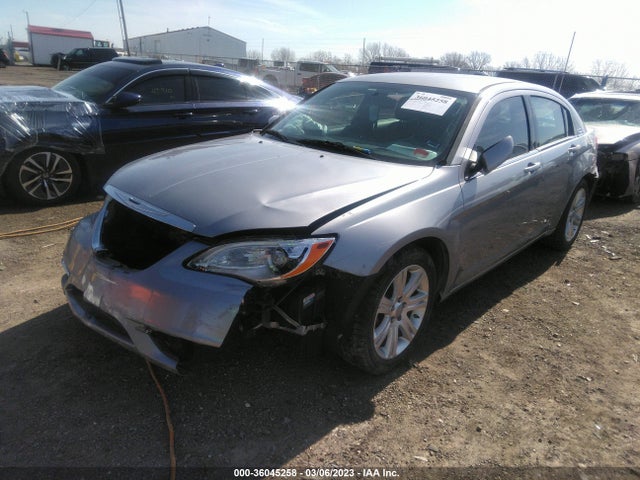 Chrysler 200 Touring 2014 1C3CCBBBXEN137458 Image 2