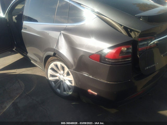 2018 Tesla Model X, VIN: 5YJXCDE21JF104555