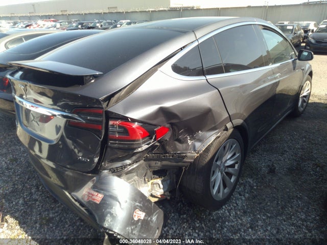 2018 Tesla Model X, VIN: 5YJXCDE21JF104555