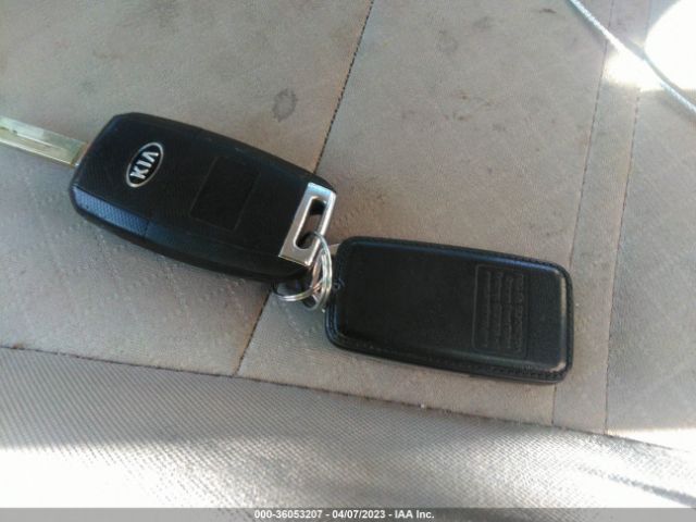 5XYPGDA30GG111176 KIA SORENTO LX