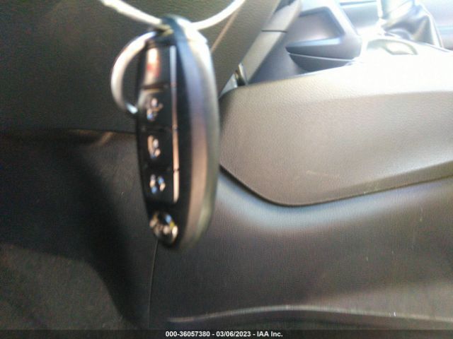 KNMAT2MT6HP588582 Nissan ROGUE SV