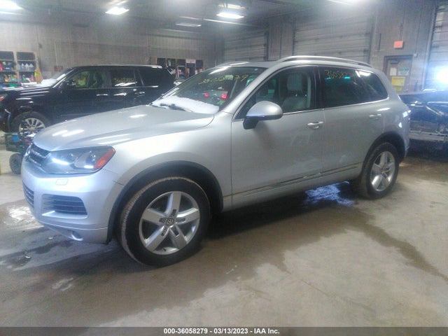 WVGFF9BP1CD000489 Volkswagen Touareg Lux