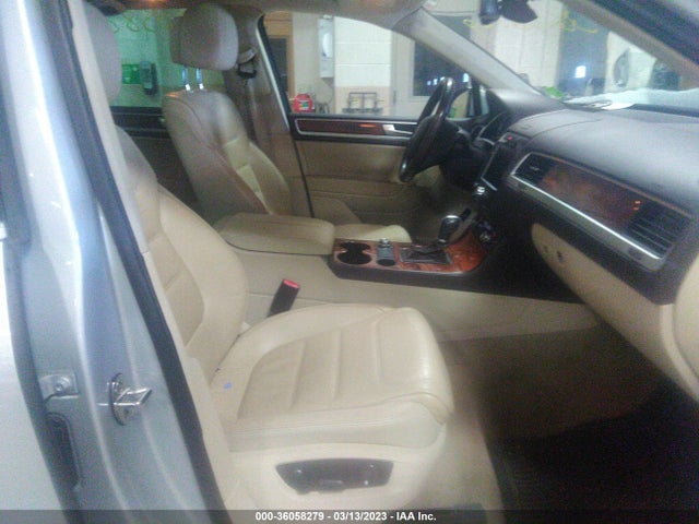 WVGFF9BP1CD000489 Volkswagen Touareg Lux