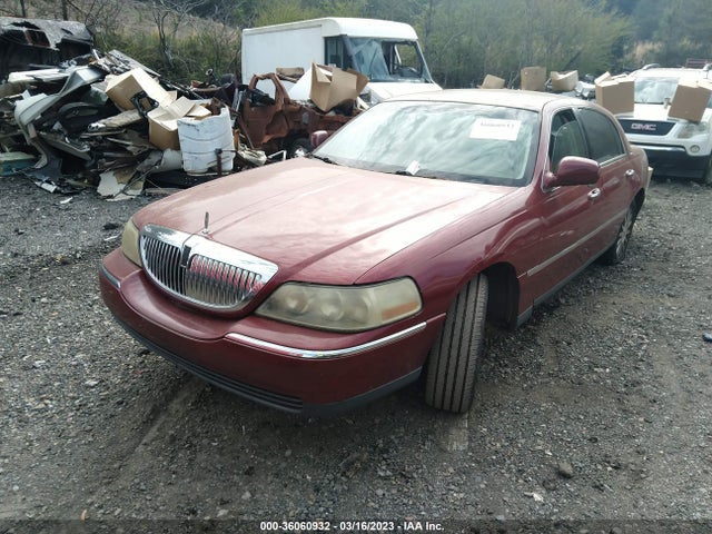 2003 LINCOLN TOWN CAR SIGNATURE VIN: 1LNHM82W23Y619918