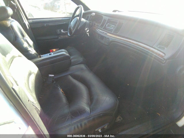 36062836 :رقم المزاد ، 1LNLM82WXSY725431 vin ، 1995 Lincoln Town Car Signature/spinnaker مزاد بيع