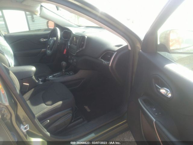 1C4PJLCB0KD109094 Jeep Cherokee Latitude