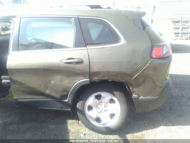 1C4PJLCB0KD109094 Jeep Cherokee Latitude