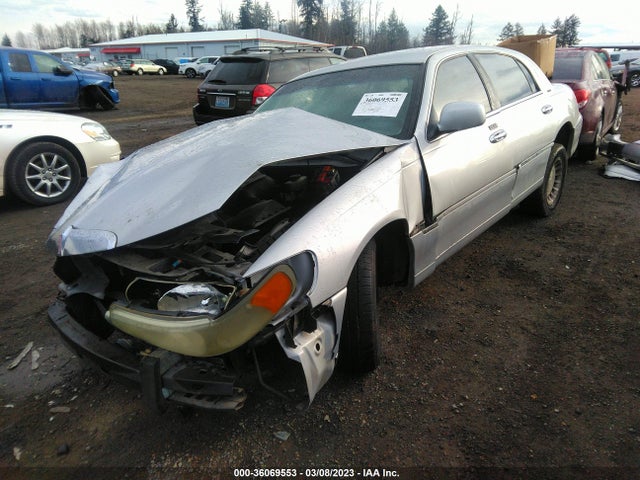 Lincoln Town Car Executive 2001 1LNHM81W11Y712265 Image 2