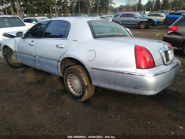 Lincoln Town Car Executive 2001 1LNHM81W11Y712265 Image 3