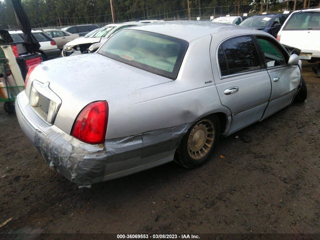 Lincoln Town Car Executive 2001 1LNHM81W11Y712265 Image 4