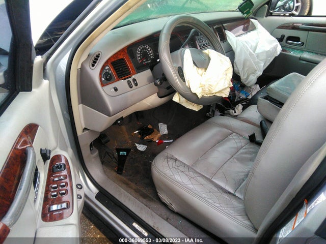 Lincoln Town Car Executive 2001 1LNHM81W11Y712265 Image 5