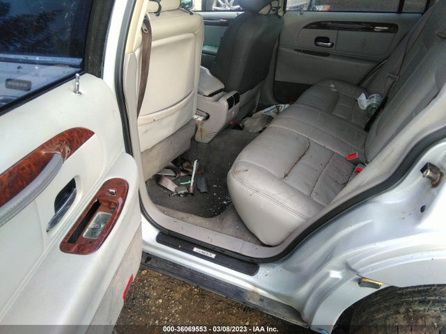 Lincoln Town Car Executive 2001 1LNHM81W11Y712265 Image 8