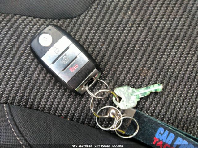 KNDCB3LC2J5164790 KIA NIRO LX