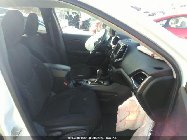 1C4PJLCB2KD340546 Jeep Cherokee Latitude